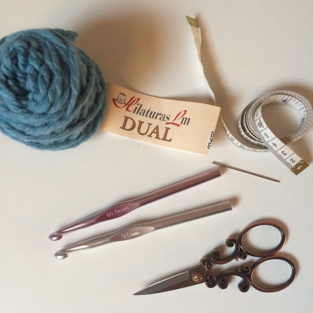 materiales para gorro Dualos, ganchillos de 9 y 10 mm, tijeras, aguja lanera, cinta métrica y ovillo de lana Dual